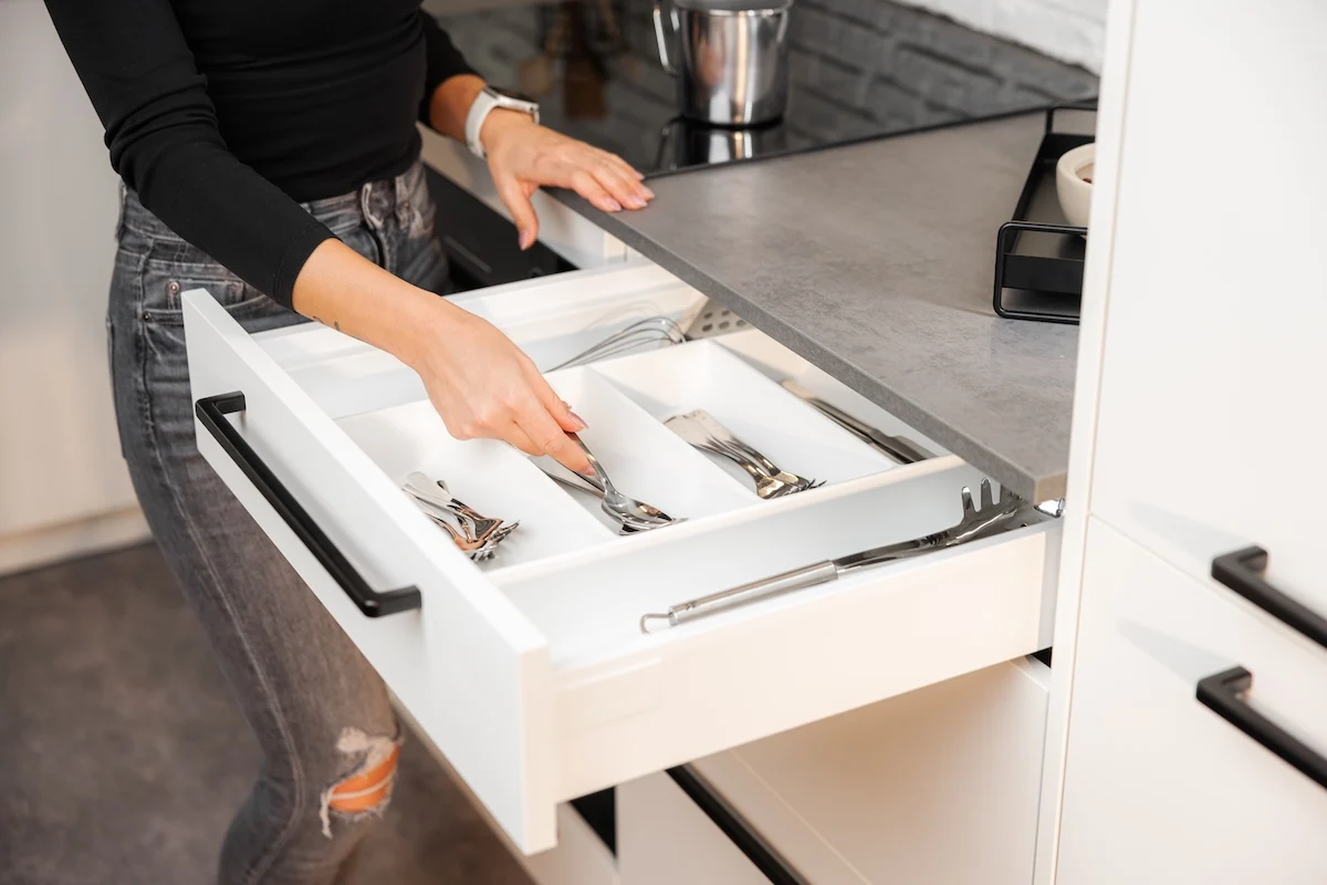 Besteck sortieren in der neuen Cozy Chic L Küche von DAN