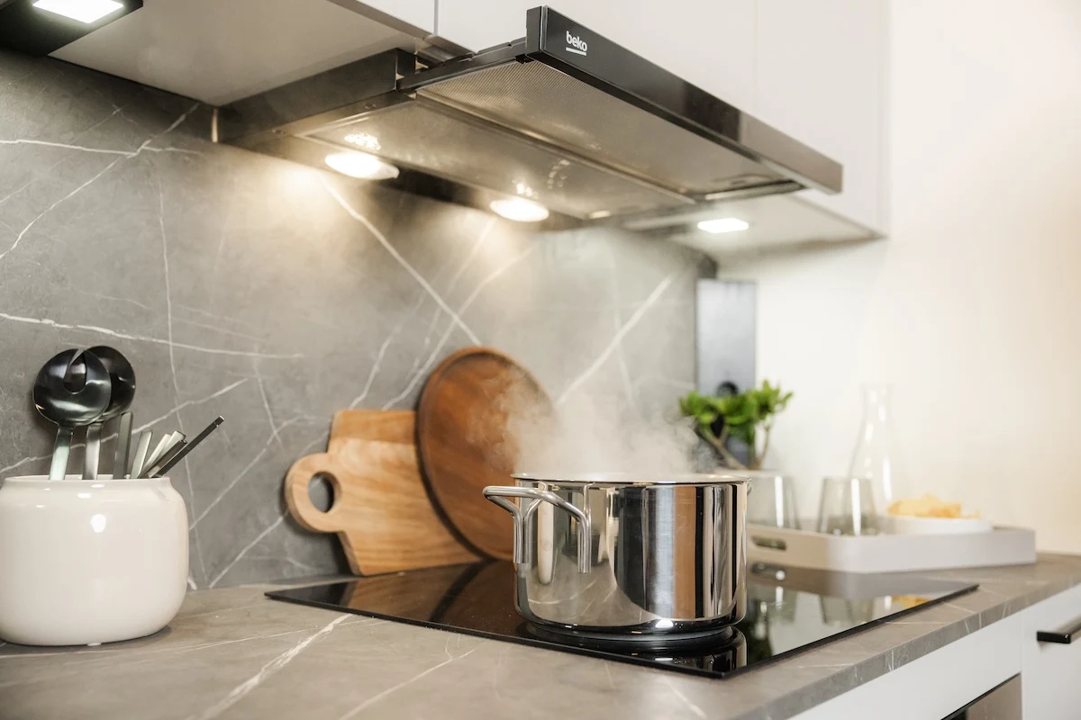 Kochtopf beim Kochen - Urban Line Modell - DAN First Küche