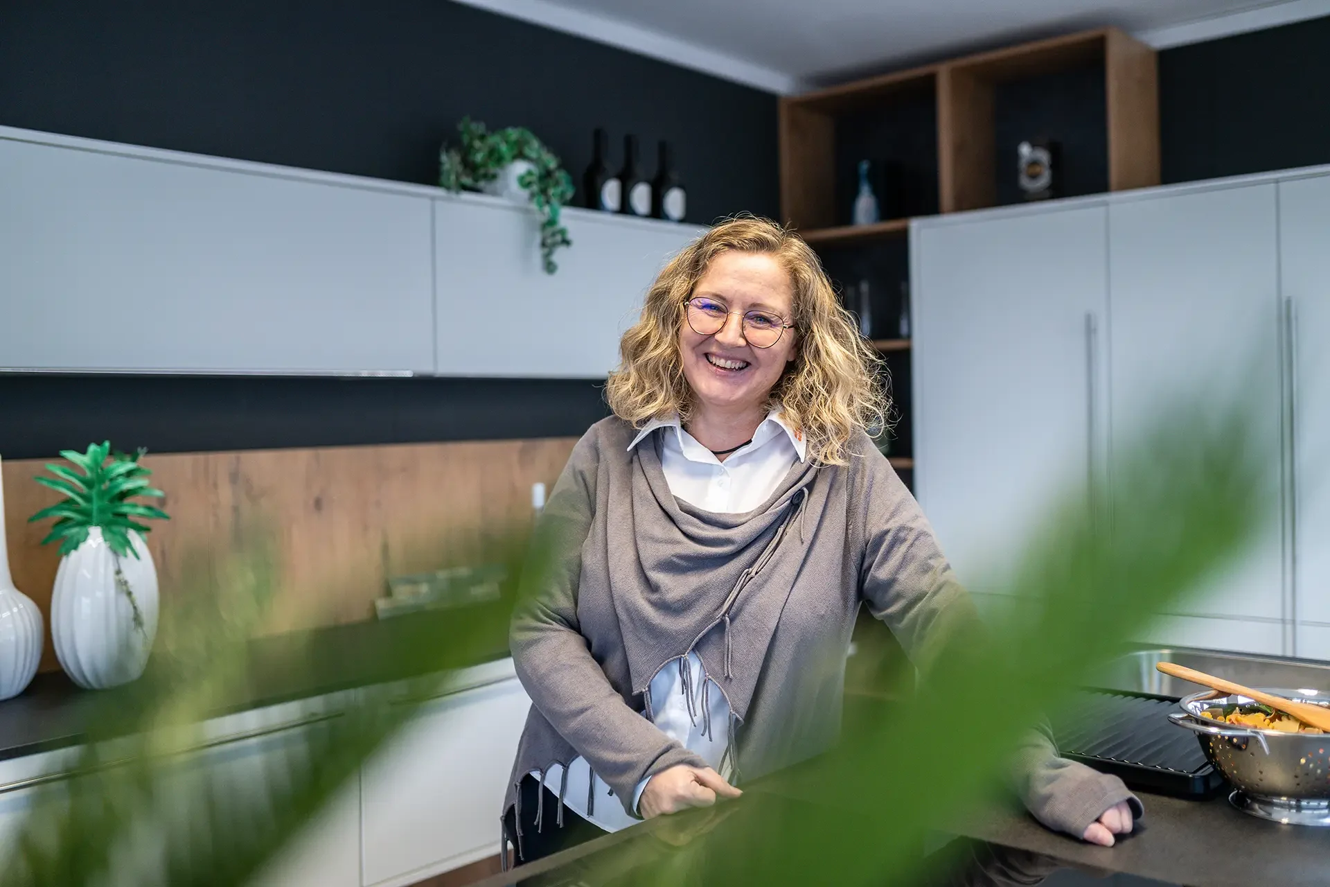 Freundliche Dame in der Küche